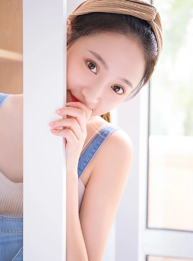 颜值，身材一级棒，精选白皙少女肩带牛仔裤室内写真图片