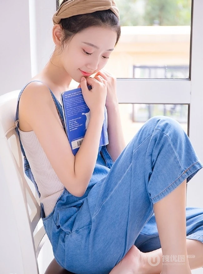 颜值，身材一级棒，精选白皙少女肩带牛仔裤室内写真图片