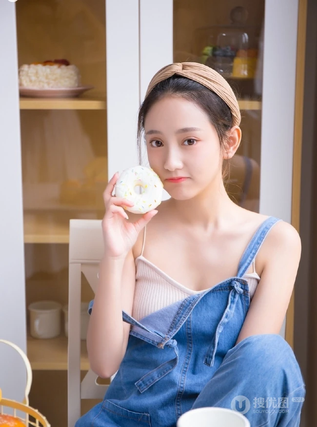 颜值，身材一级棒，精选白皙少女肩带牛仔裤室内写真图片