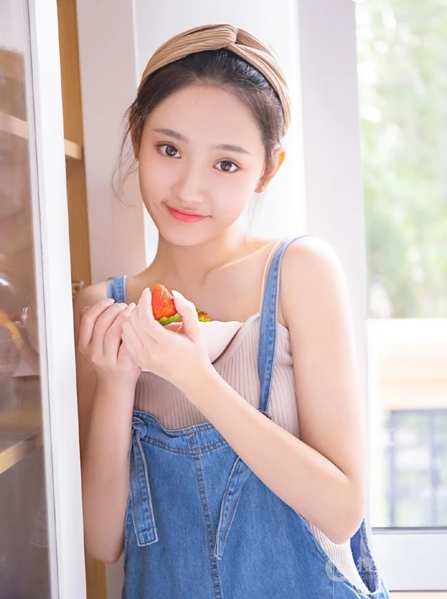 颜值，身材一级棒，精选白皙少女肩带牛仔裤室内写真图片