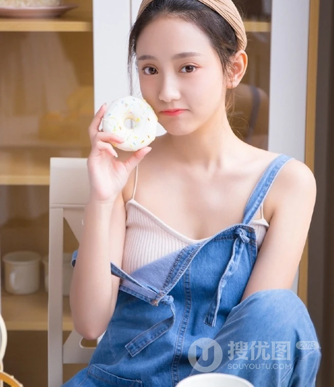 颜值，身材一级棒，精选白皙少女肩带牛仔裤室内写真图片