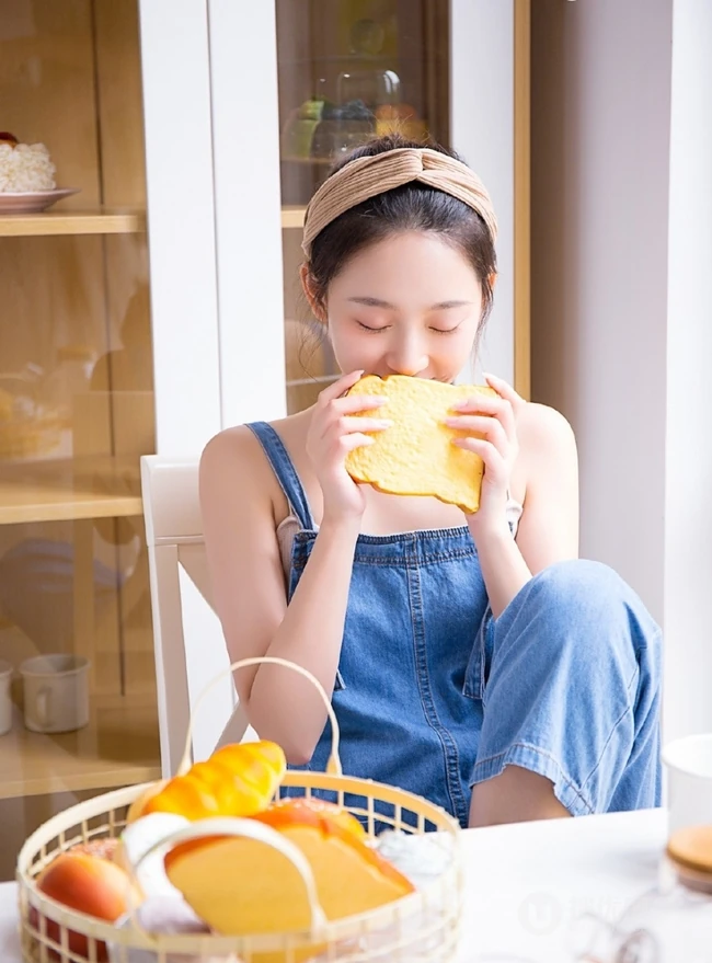 颜值，身材一级棒，精选白皙少女肩带牛仔裤室内写真图片