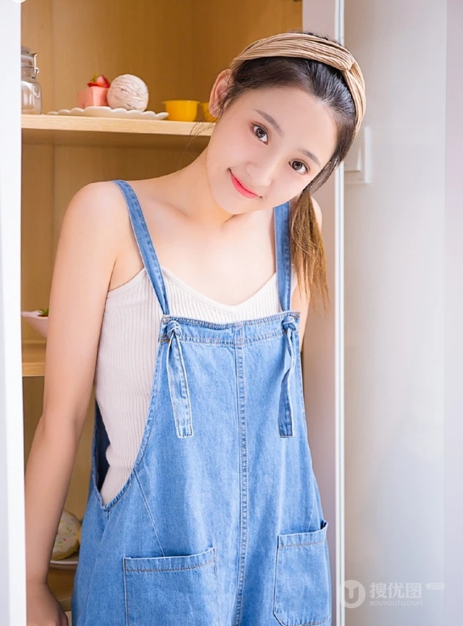 颜值，身材一级棒，精选白皙少女肩带牛仔裤室内写真图片