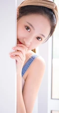 颜值，身材一级棒，精选白皙少女肩带牛仔裤室内写真图片