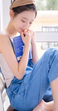颜值，身材一级棒，精选白皙少女肩带牛仔裤室内写真图片