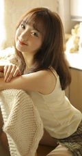 齐刘海长发文艺少女室内写真，白背心搭短裤笑容超动人