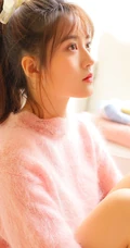 高扎马尾的浅粉少女，着粉色羊毛衣搭短裙室内享受阳光写真