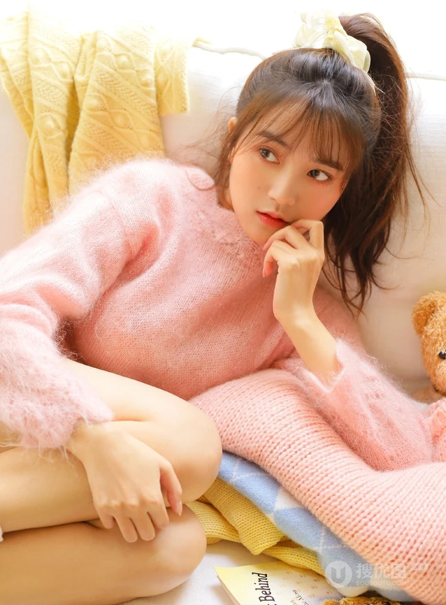 高扎马尾的浅粉少女，着粉色羊毛衣搭短裙室内享受阳光写真