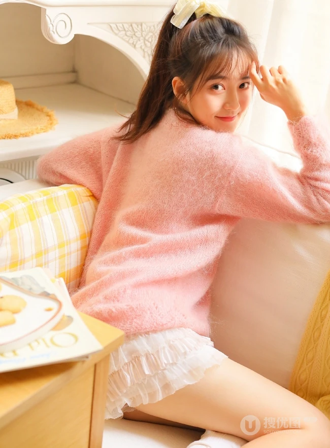高扎马尾的浅粉少女，着粉色羊毛衣搭短裙室内享受阳光写真