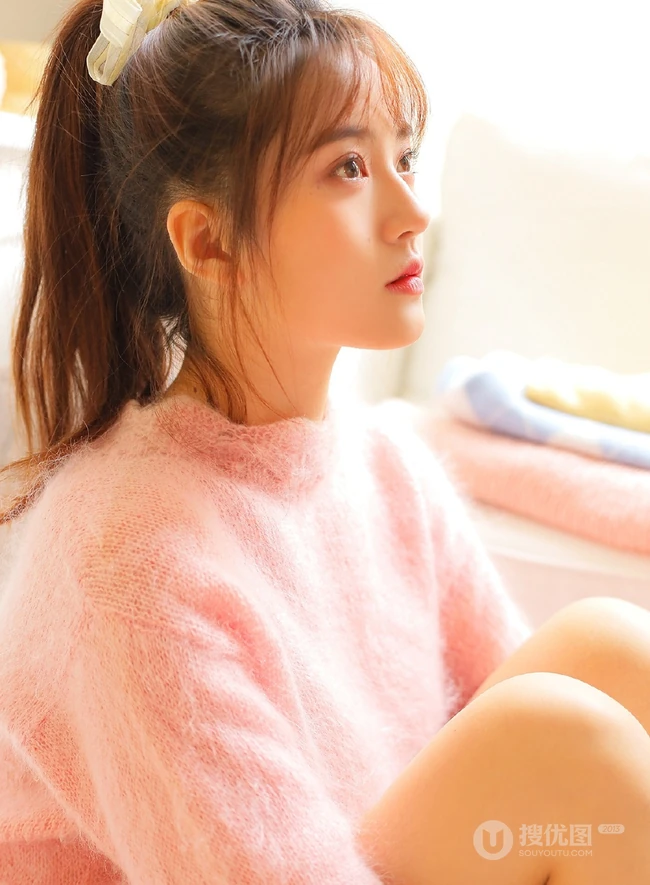 高扎马尾的浅粉少女，着粉色羊毛衣搭短裙室内享受阳光写真