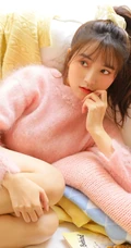 高扎马尾的浅粉少女，着粉色羊毛衣搭短裙室内享受阳光写真