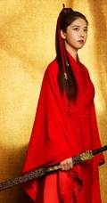 李凱馨红衣长剑古装造型酷美写真图片