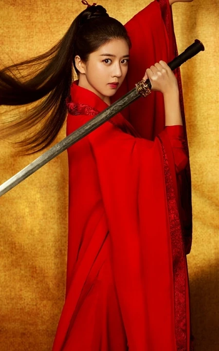 李凱馨红衣长剑古装造型酷美写真图片