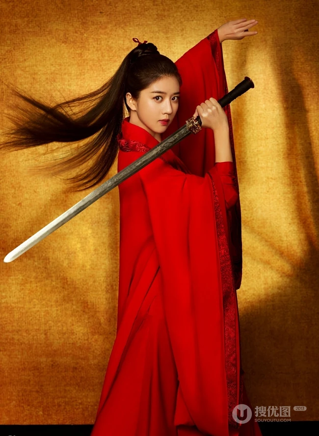 李凱馨红衣长剑古装造型酷美写真图片
