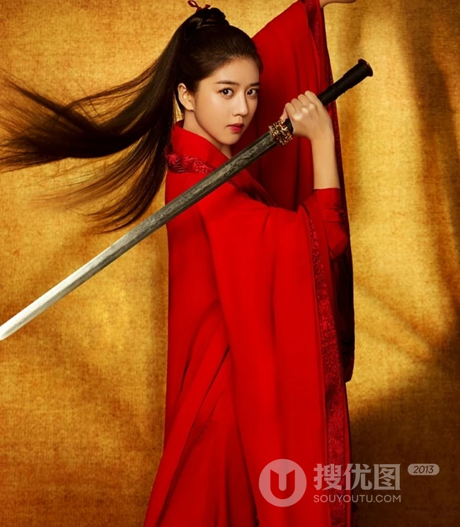 李凱馨红衣长剑古装造型酷美写真图片