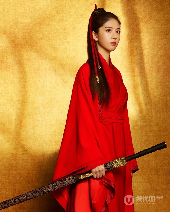 李凱馨红衣长剑古装造型酷美写真图片