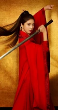 李凱馨红衣长剑古装造型酷美写真图片