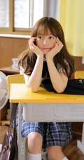 制服短裙齐刘海长发学生妹教室桌椅间清新写真图片