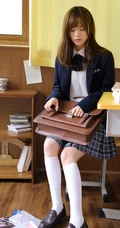 制服短裙齐刘海长发学生妹教室桌椅间清新写真图片