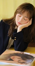 制服短裙齐刘海长发学生妹教室桌椅间清新写真图片