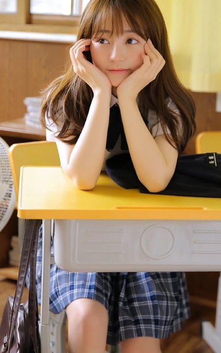 制服短裙齐刘海长发学生妹教室桌椅间清新写真图片
