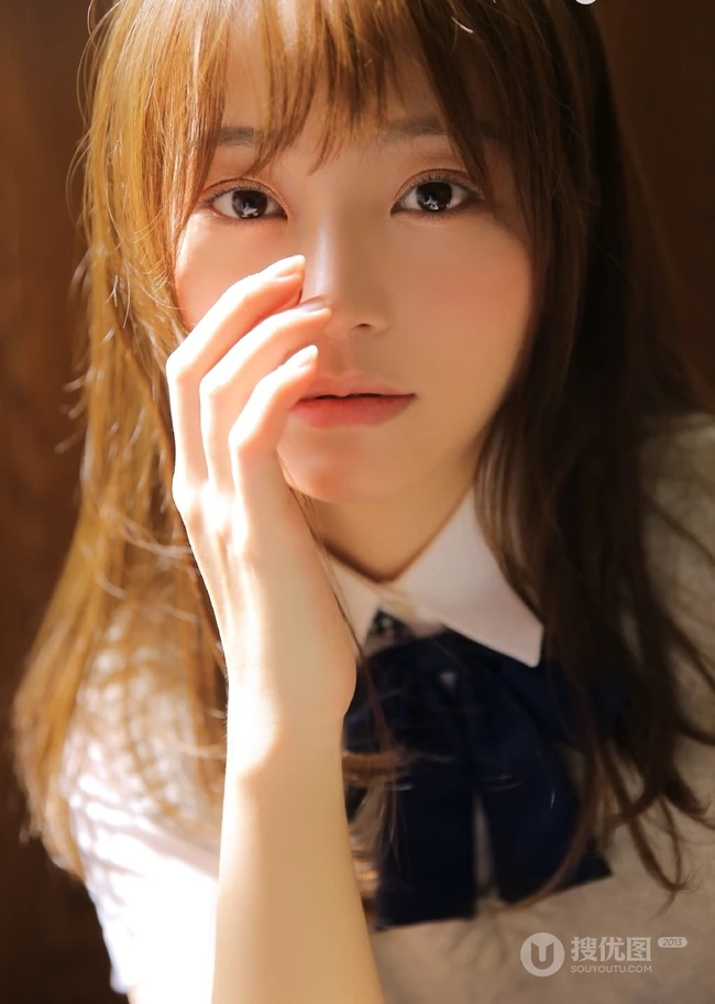 制服短裙齐刘海长发学生妹教室桌椅间清新写真图片