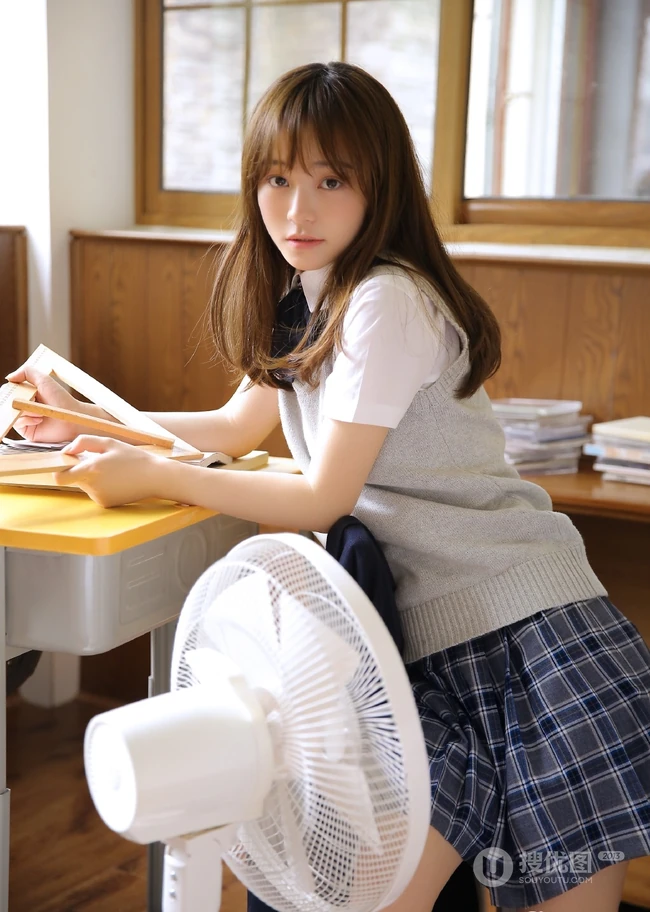 制服短裙齐刘海长发学生妹教室桌椅间清新写真图片