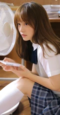 制服短裙齐刘海长发学生妹教室桌椅间清新写真图片