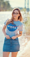 性感翘臀欧美戴眼镜的长发妹子手机壁纸