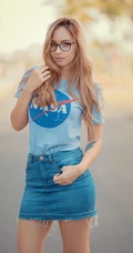 性感翘臀欧美戴眼镜的长发妹子手机壁纸
