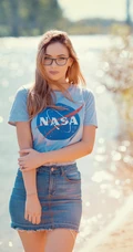 性感翘臀欧美戴眼镜的长发妹子手机壁纸