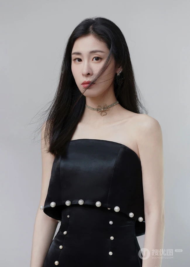张碧晨气质黑色礼裙长裙写真，舞台照图片