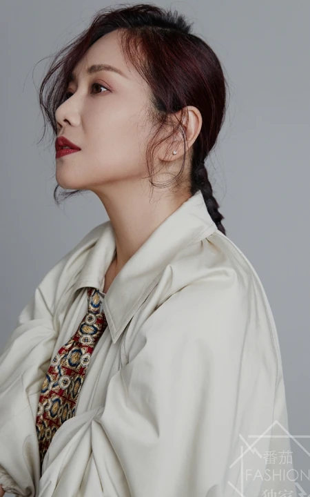 香港气质女生陈松伶超美演绎黑，灰两套时尚潮流服饰写真图片