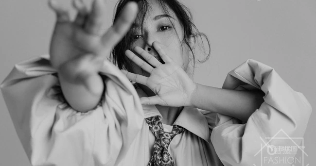 香港气质女生陈松伶超美演绎黑，灰两套时尚潮流服饰写真图片