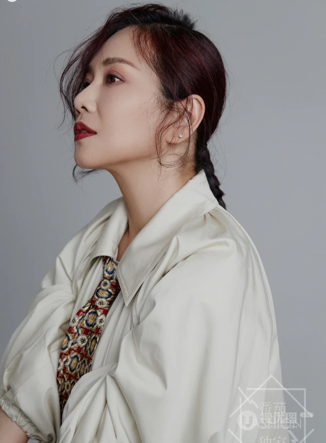 香港气质女生陈松伶超美演绎黑，灰两套时尚潮流服饰写真图片