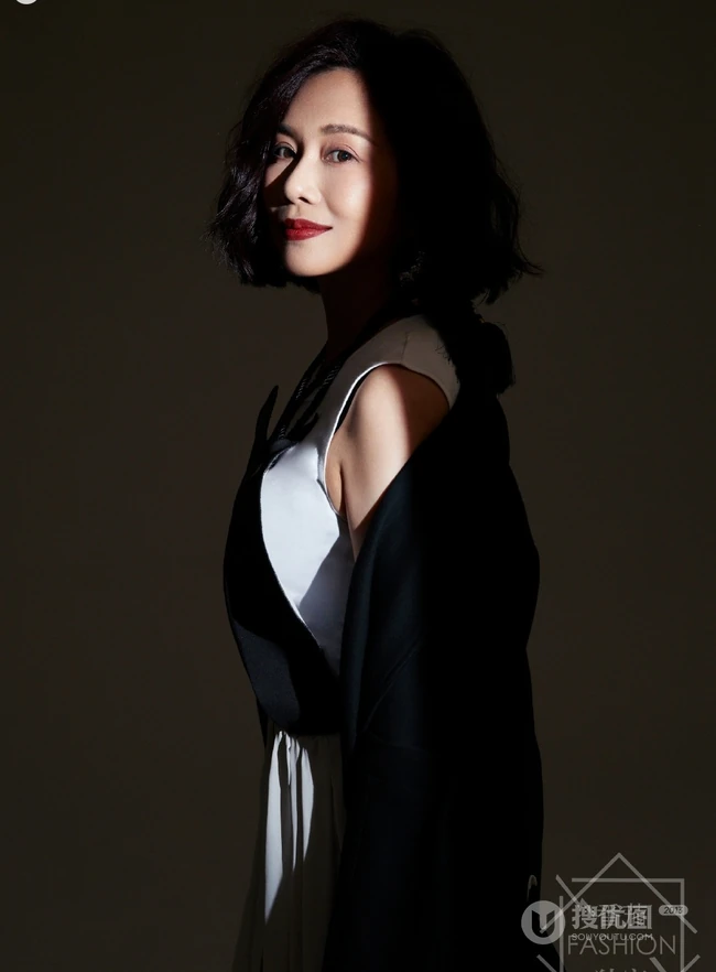香港气质女生陈松伶超美演绎黑，灰两套时尚潮流服饰写真图片