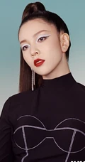 化茧成蝶，宋妍霏个性蝴蝶装造型柔美杂志写真图片