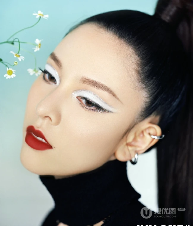 化茧成蝶，宋妍霏个性蝴蝶装造型柔美杂志写真图片