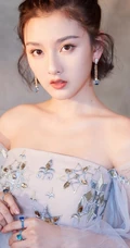 宋祖儿晒礼裙纱裙最新写真，如精灵般仙气缥缈又动人
