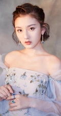 宋祖儿晒礼裙纱裙最新写真，如精灵般仙气缥缈又动人