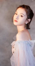 宋祖儿晒礼裙纱裙最新写真，如精灵般仙气缥缈又动人