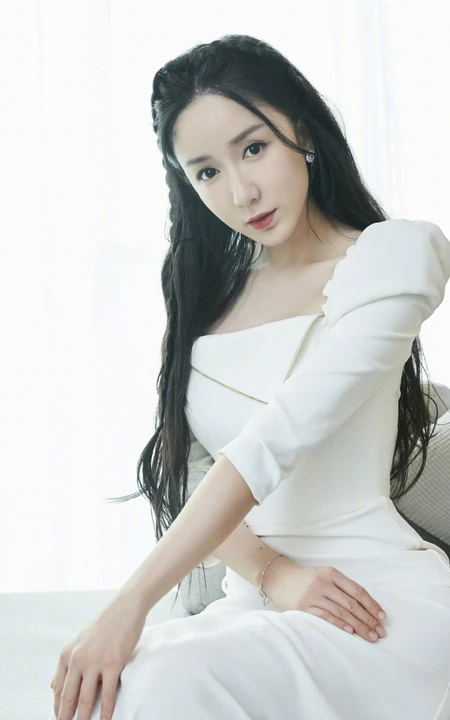 娄艺潇一袭白裙气质写真，绑发造型柔美大方