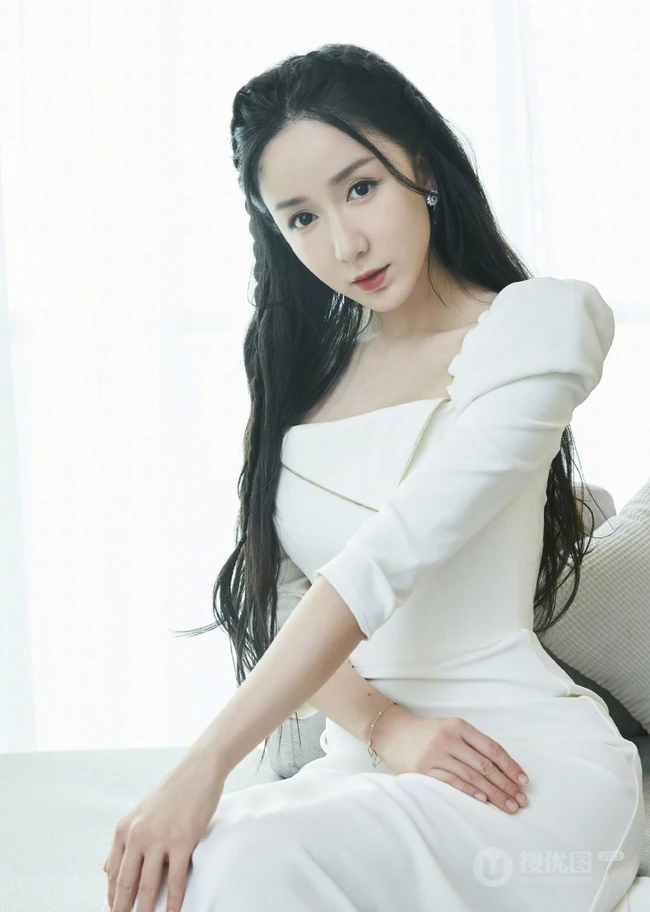 娄艺潇一袭白裙气质写真，绑发造型柔美大方