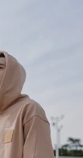 陈星旭戴帽卫衣现身海边，小平头造型帅气清爽又有型