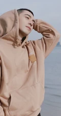 陈星旭戴帽卫衣现身海边，小平头造型帅气清爽又有型