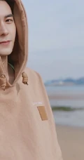 陈星旭戴帽卫衣现身海边，小平头造型帅气清爽又有型