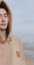 陈星旭戴帽卫衣现身海边，小平头造型帅气清爽又有型