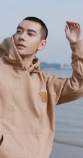 陈星旭戴帽卫衣现身海边，小平头造型帅气清爽又有型