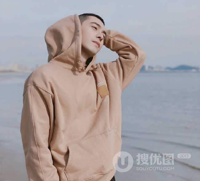 陈星旭戴帽卫衣现身海边，小平头造型帅气清爽又有型