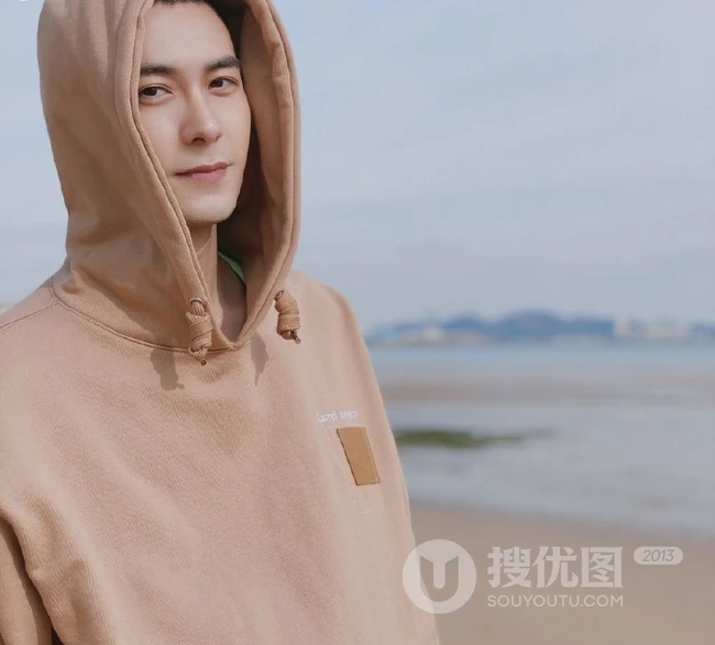 陈星旭戴帽卫衣现身海边，小平头造型帅气清爽又有型